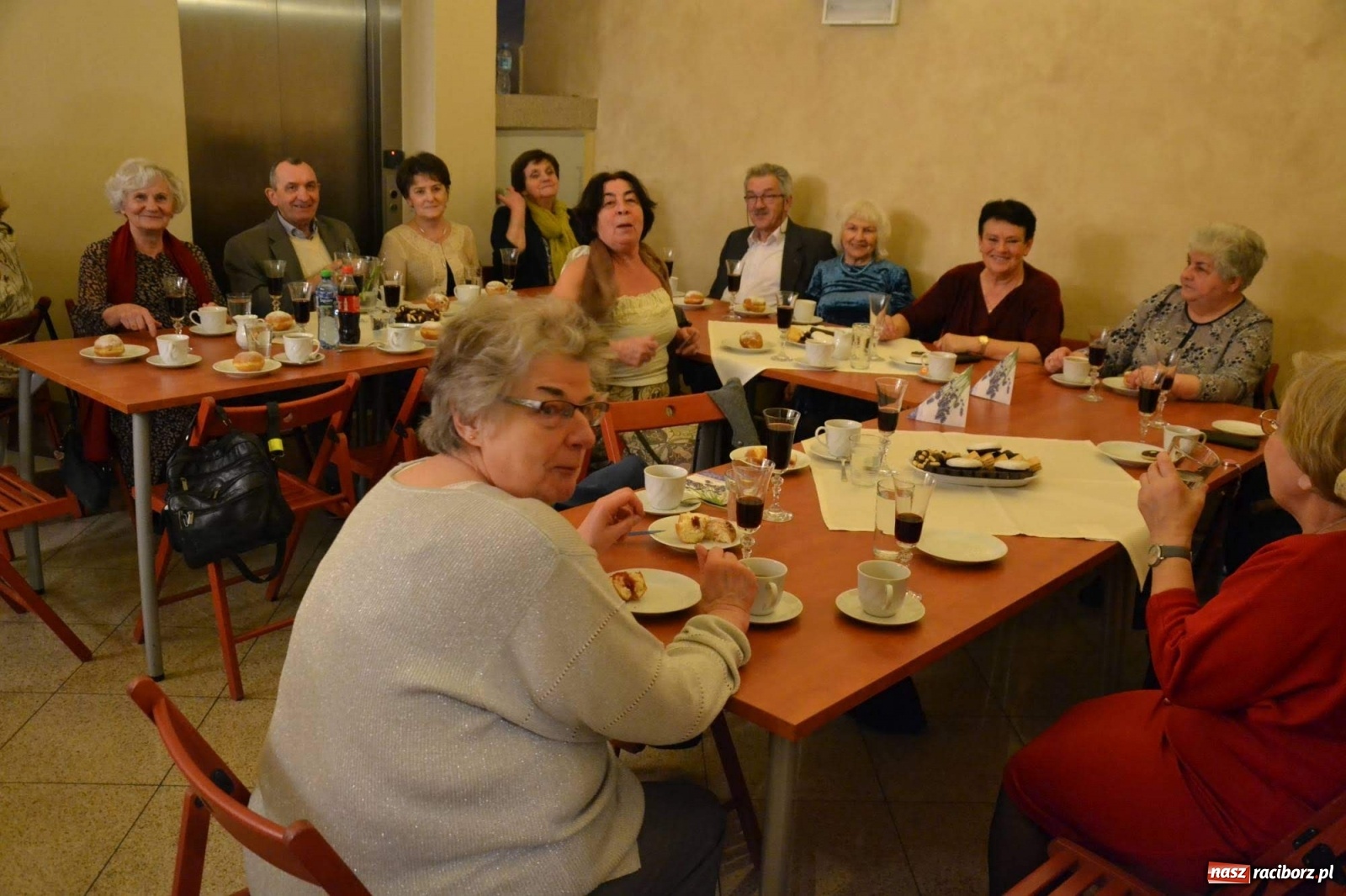Zdjęcie w galerii na portalu naszraciborz.pl: Pączki i taneczne pląsy. Tłusty czwartek seniorów na zamku  wiadomości z regionu