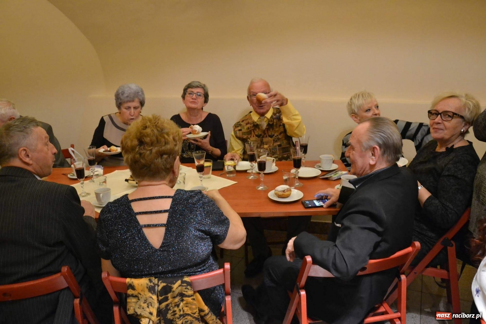 Zdjęcie w galerii na portalu naszraciborz.pl: Pączki i taneczne pląsy. Tłusty czwartek seniorów na zamku  wiadomości z regionu