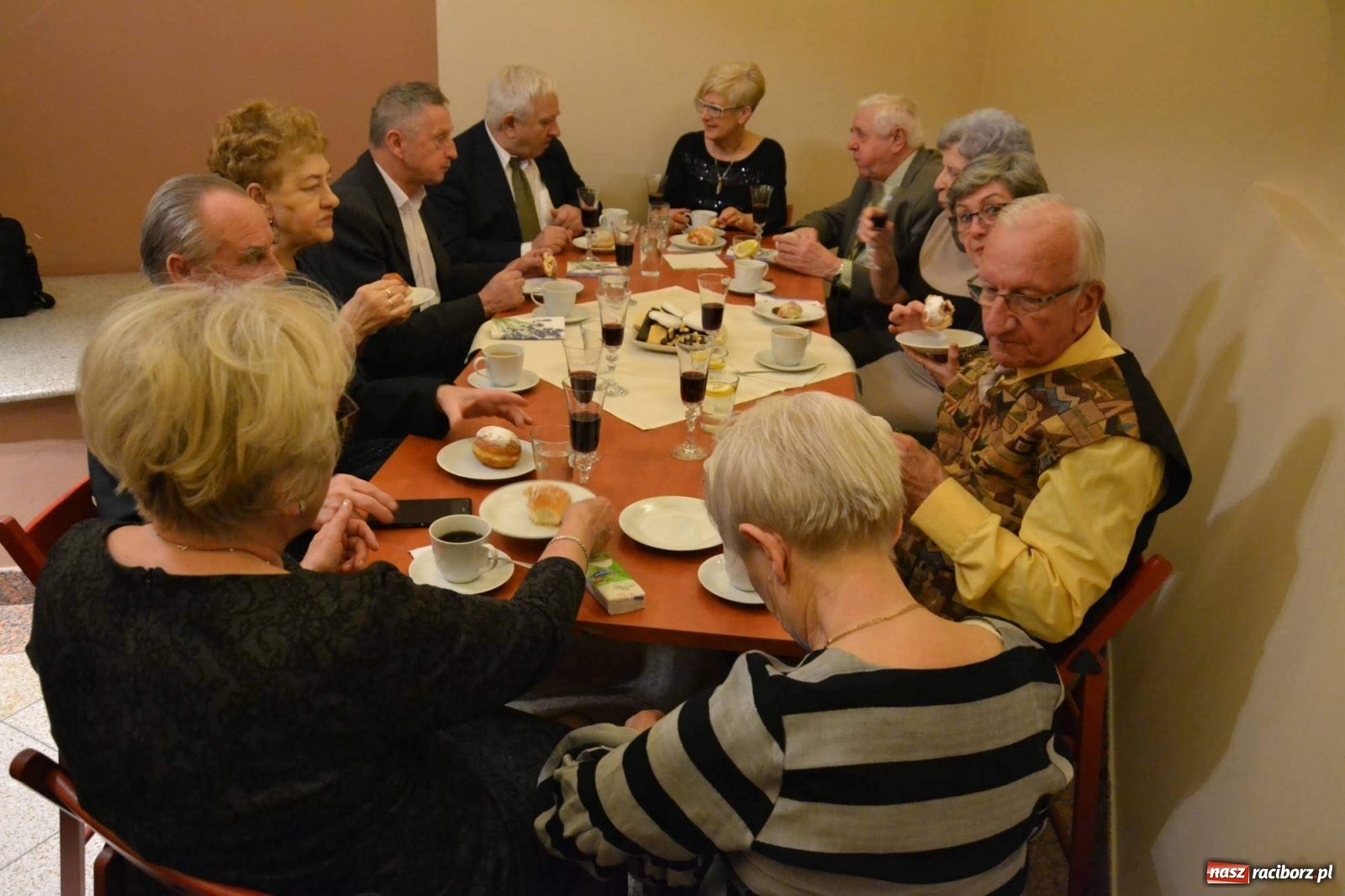 Zdjęcie w galerii na portalu naszraciborz.pl: Pączki i taneczne pląsy. Tłusty czwartek seniorów na zamku  wiadomości z regionu