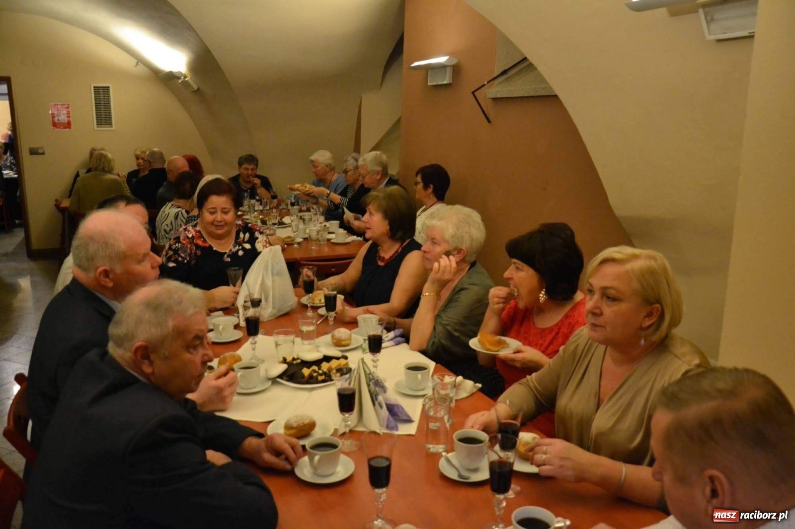 Zdjęcie w galerii na portalu naszraciborz.pl: Pączki i taneczne pląsy. Tłusty czwartek seniorów na zamku  wiadomości z regionu