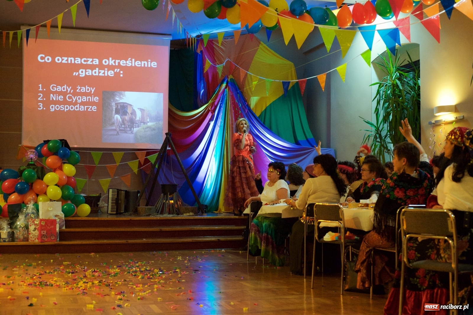 Zdjęcie w galerii na portalu naszraciborz.pl: Jadą wozy kolorowe, czyli babski comber w Tworkowie  wiadomości z regionu