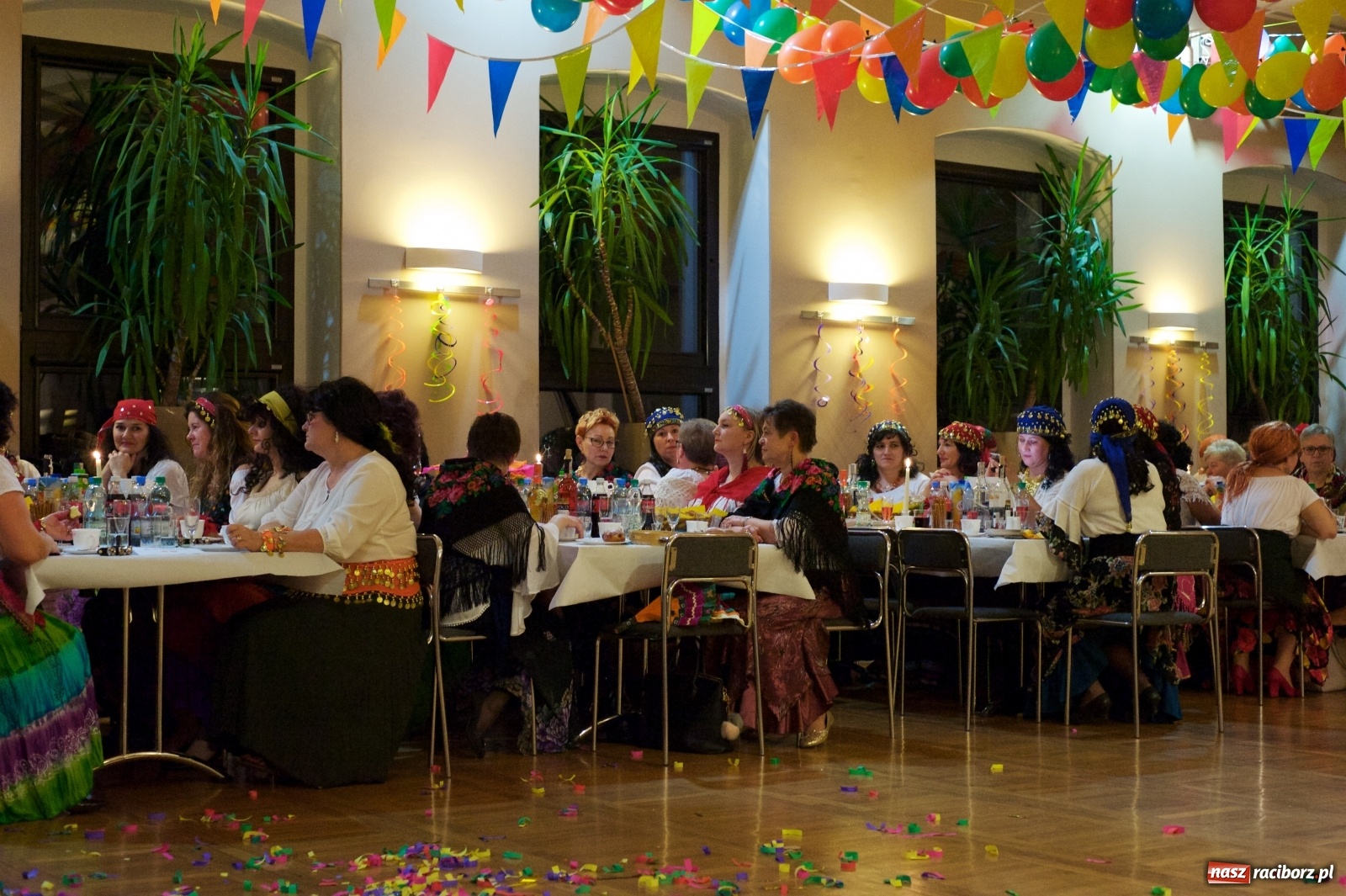 Zdjęcie w galerii na portalu naszraciborz.pl: Jadą wozy kolorowe, czyli babski comber w Tworkowie  wiadomości z regionu