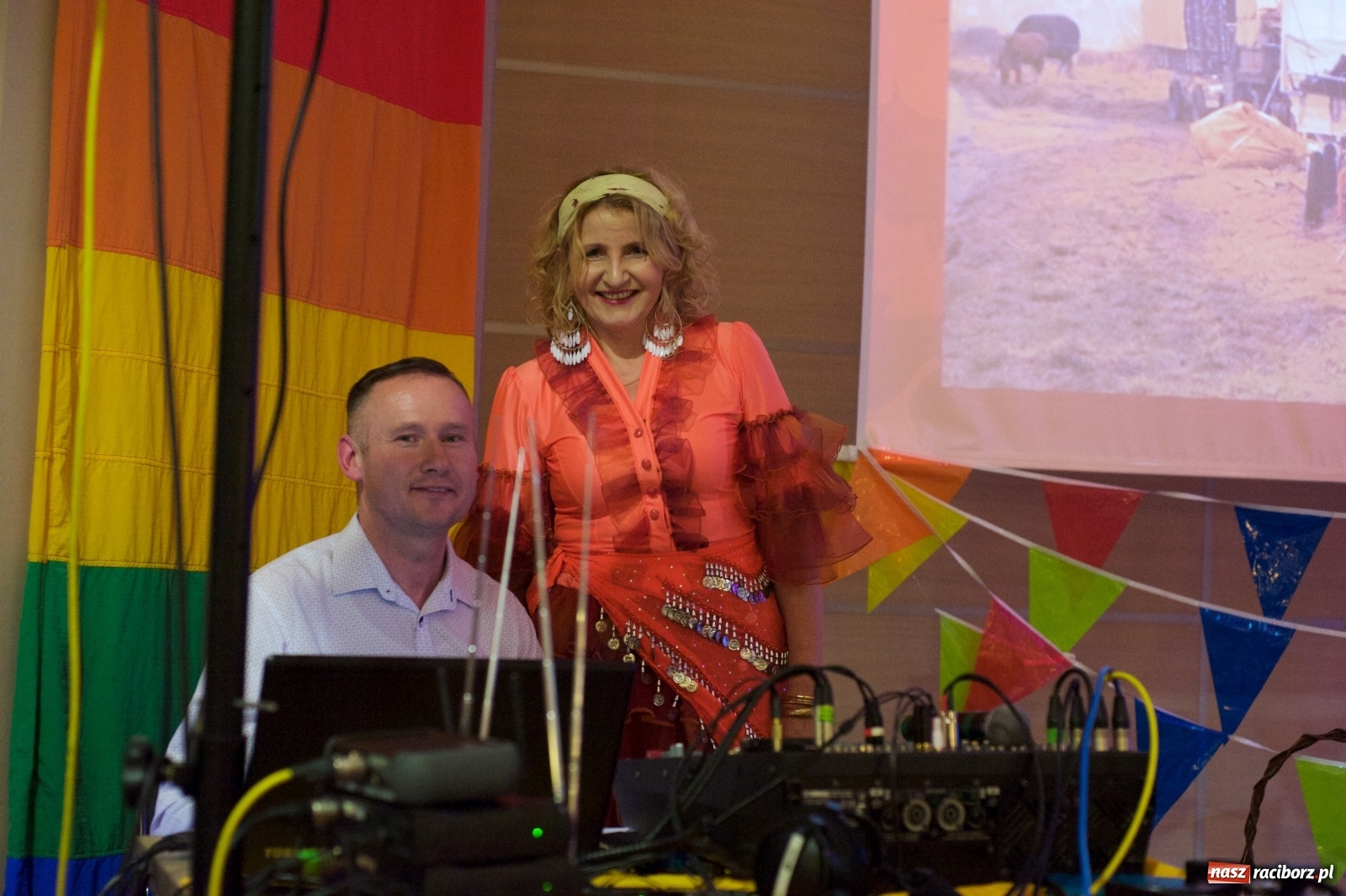 Zdjęcie w galerii na portalu naszraciborz.pl: Jadą wozy kolorowe, czyli babski comber w Tworkowie  wiadomości z regionu