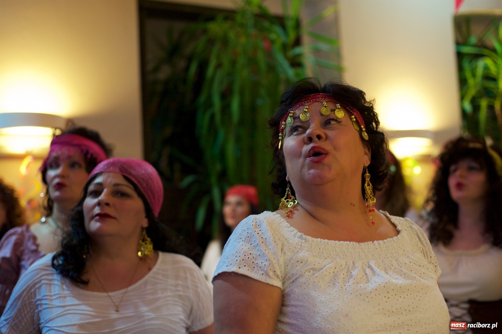 Zdjęcie w galerii na portalu naszraciborz.pl: Jadą wozy kolorowe, czyli babski comber w Tworkowie  wiadomości z regionu