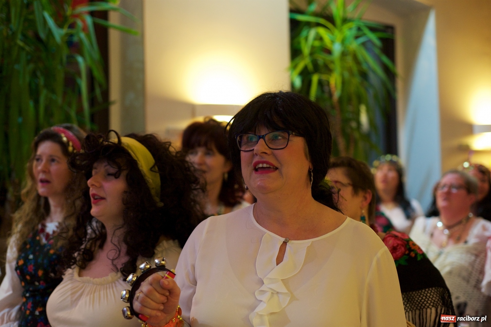 Zdjęcie w galerii na portalu naszraciborz.pl: Jadą wozy kolorowe, czyli babski comber w Tworkowie  wiadomości z regionu