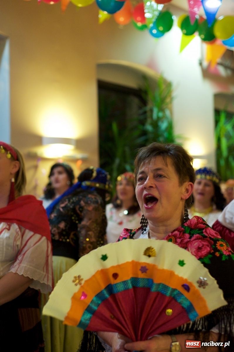 Zdjęcie w galerii na portalu naszraciborz.pl: Jadą wozy kolorowe, czyli babski comber w Tworkowie  wiadomości z regionu