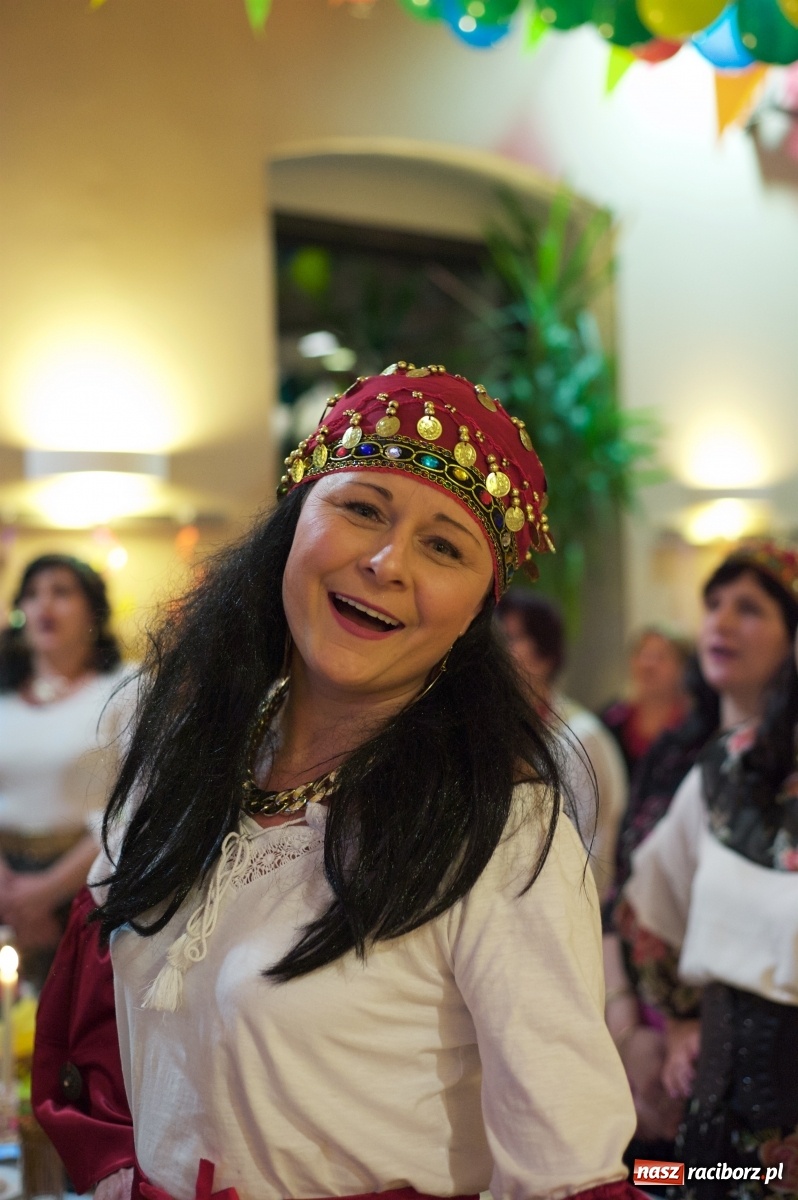 Zdjęcie w galerii na portalu naszraciborz.pl: Jadą wozy kolorowe, czyli babski comber w Tworkowie  wiadomości z regionu