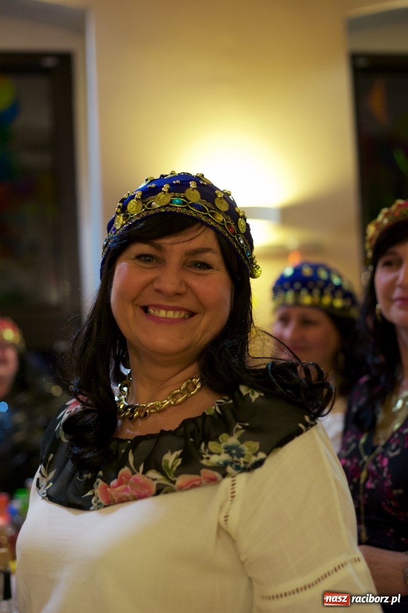 Zdjęcie w galerii na portalu naszraciborz.pl: Jadą wozy kolorowe, czyli babski comber w Tworkowie  wiadomości z regionu