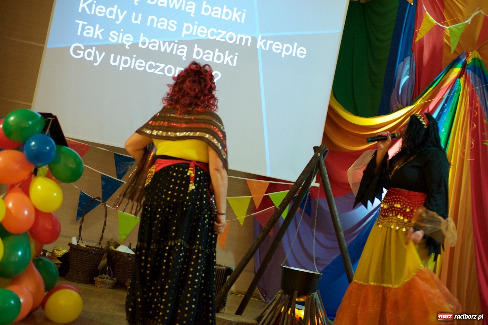 Zdjęcie w galerii na portalu naszraciborz.pl: Jadą wozy kolorowe, czyli babski comber w Tworkowie  wiadomości z regionu