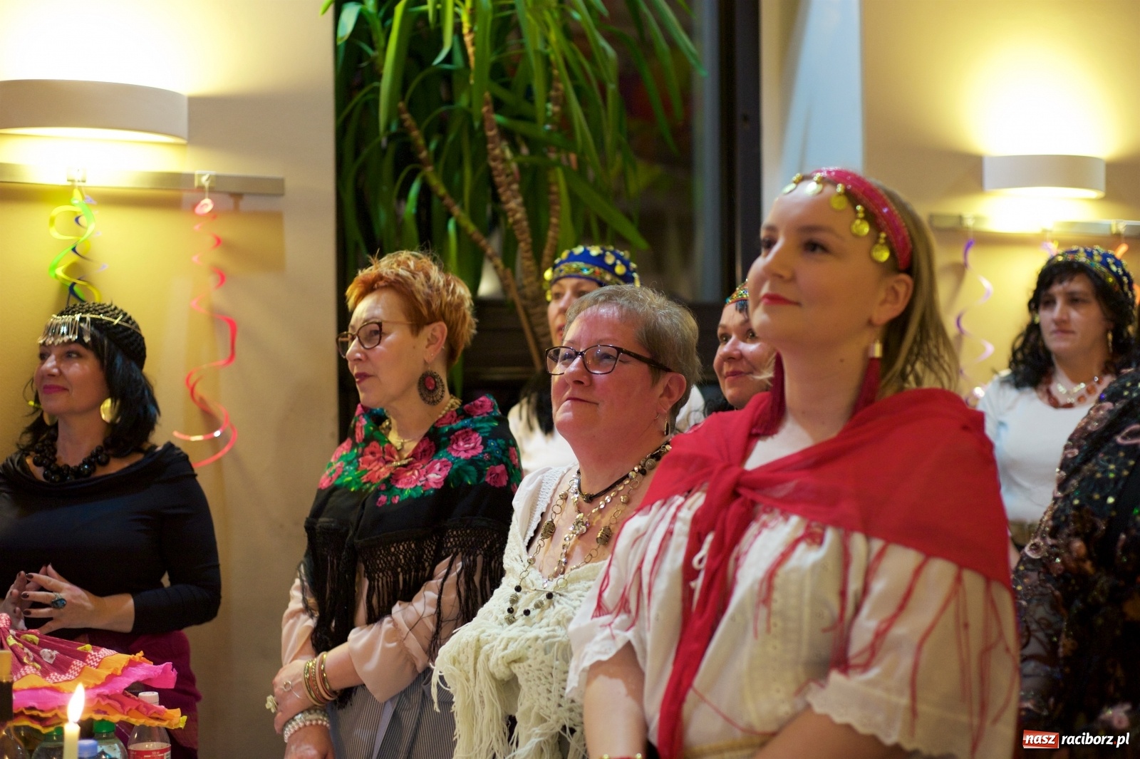 Zdjęcie w galerii na portalu naszraciborz.pl: Jadą wozy kolorowe, czyli babski comber w Tworkowie  wiadomości z regionu