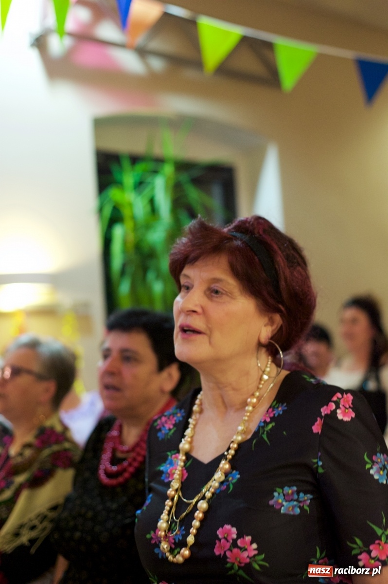 Zdjęcie w galerii na portalu naszraciborz.pl: Jadą wozy kolorowe, czyli babski comber w Tworkowie  wiadomości z regionu