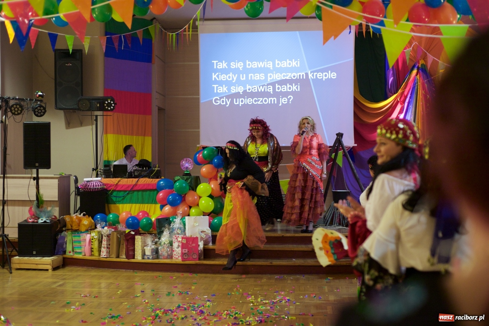 Zdjęcie w galerii na portalu naszraciborz.pl: Jadą wozy kolorowe, czyli babski comber w Tworkowie  wiadomości z regionu