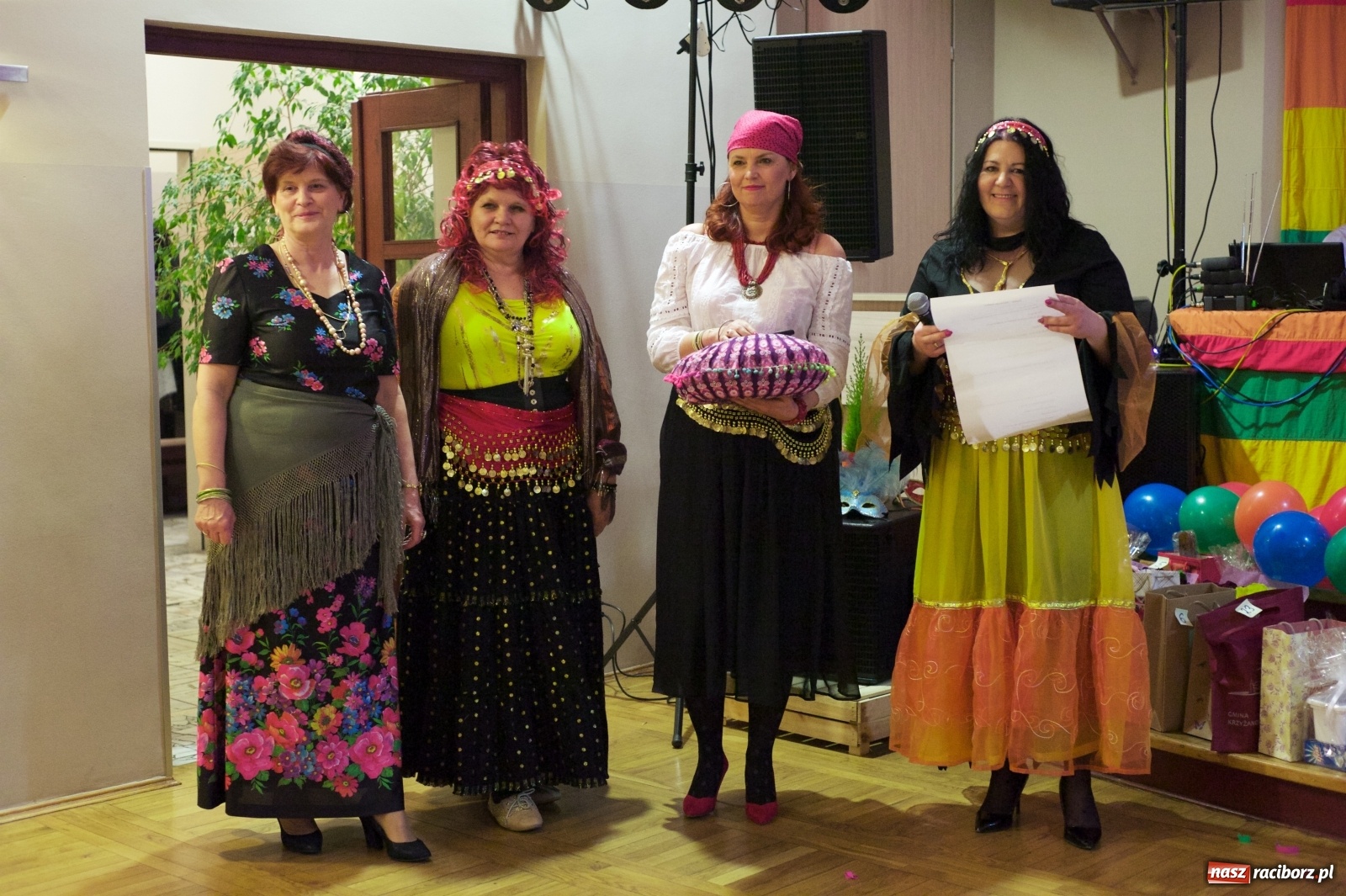 Zdjęcie w galerii na portalu naszraciborz.pl: Jadą wozy kolorowe, czyli babski comber w Tworkowie  wiadomości z regionu