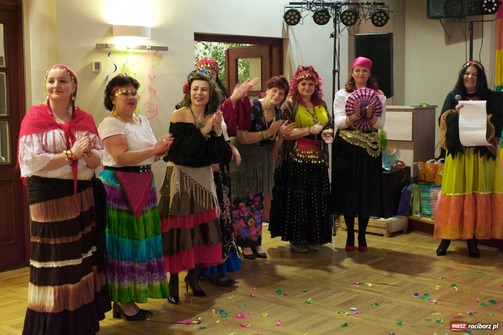 Zdjęcie w galerii na portalu naszraciborz.pl: Jadą wozy kolorowe, czyli babski comber w Tworkowie  wiadomości z regionu