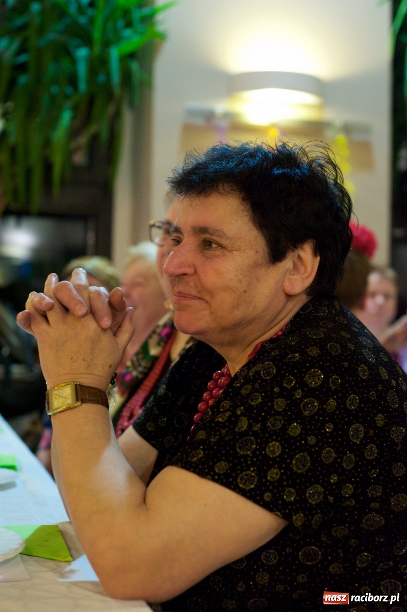 Zdjęcie w galerii na portalu naszraciborz.pl: Jadą wozy kolorowe, czyli babski comber w Tworkowie  wiadomości z regionu