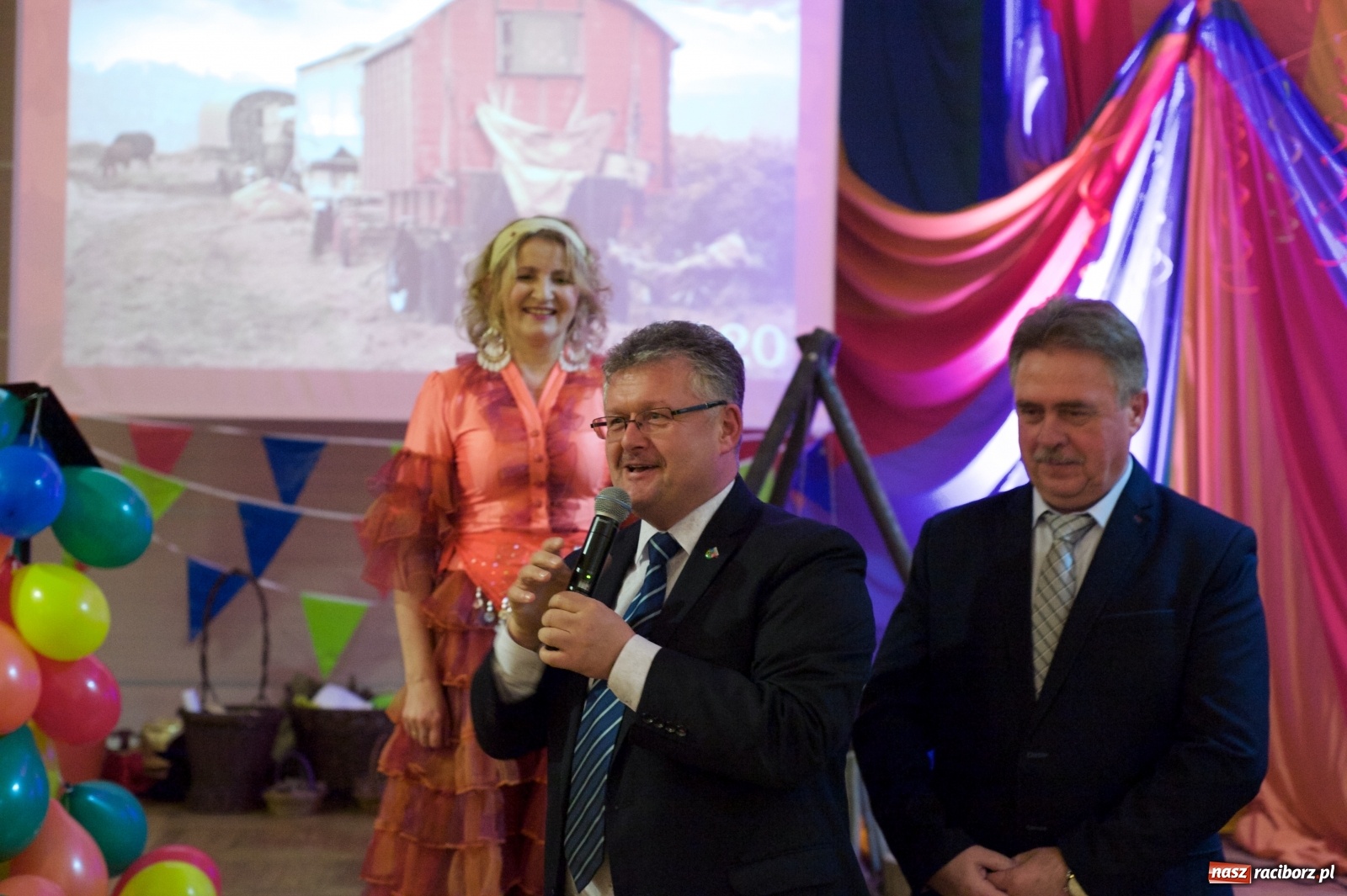 Zdjęcie w galerii na portalu naszraciborz.pl: Jadą wozy kolorowe, czyli babski comber w Tworkowie  wiadomości z regionu