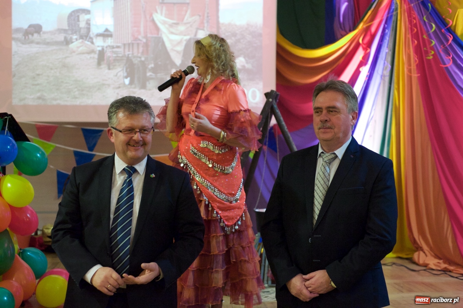 Zdjęcie w galerii na portalu naszraciborz.pl: Jadą wozy kolorowe, czyli babski comber w Tworkowie  wiadomości z regionu