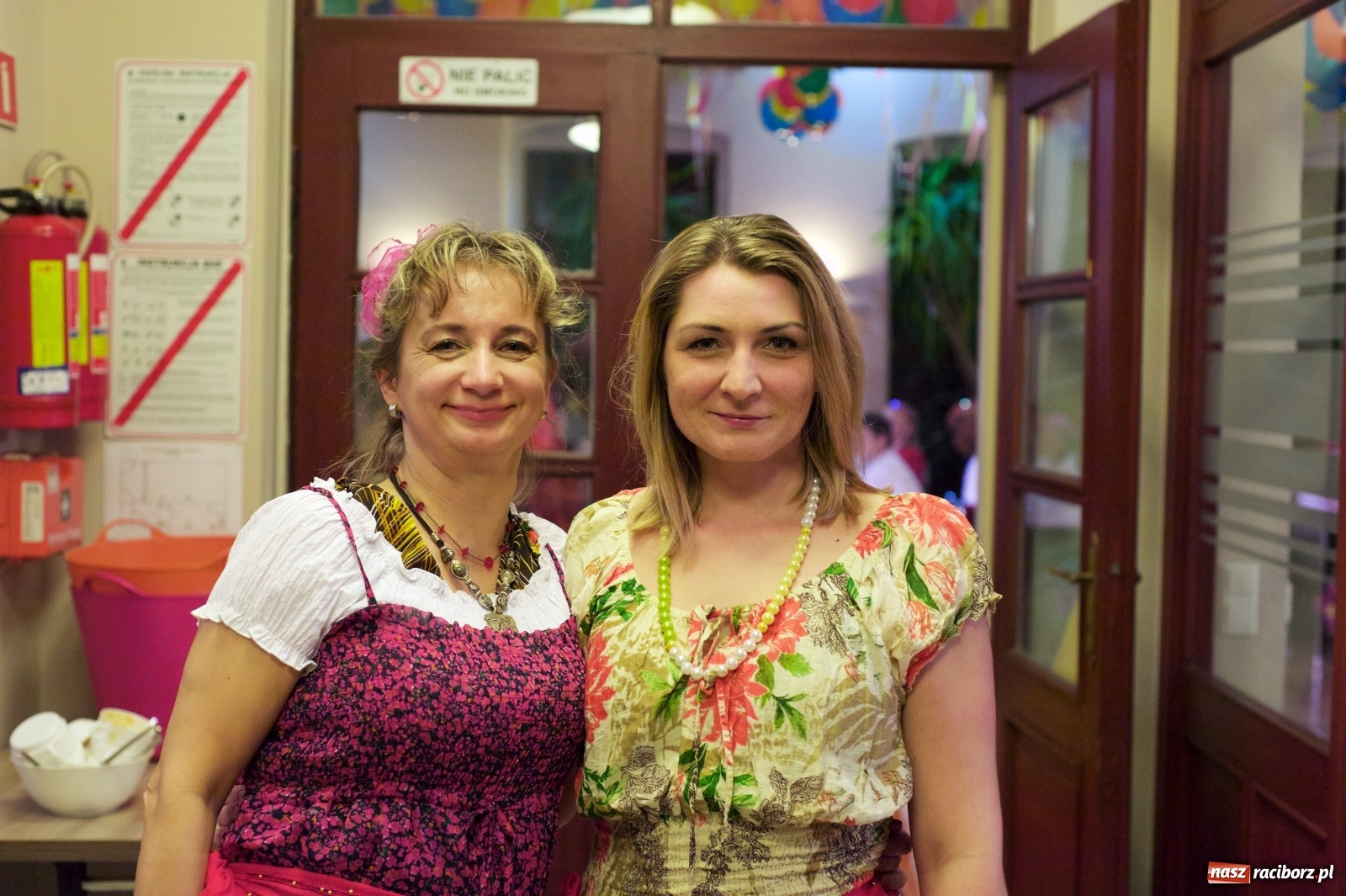 Zdjęcie w galerii na portalu naszraciborz.pl: Jadą wozy kolorowe, czyli babski comber w Tworkowie  wiadomości z regionu