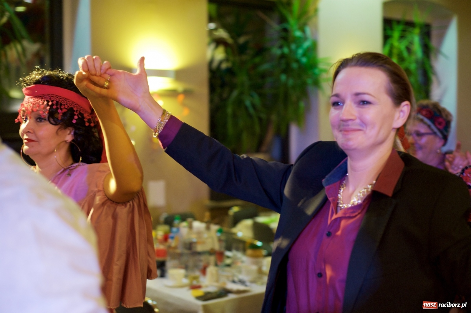 Zdjęcie w galerii na portalu naszraciborz.pl: Jadą wozy kolorowe, czyli babski comber w Tworkowie  wiadomości z regionu