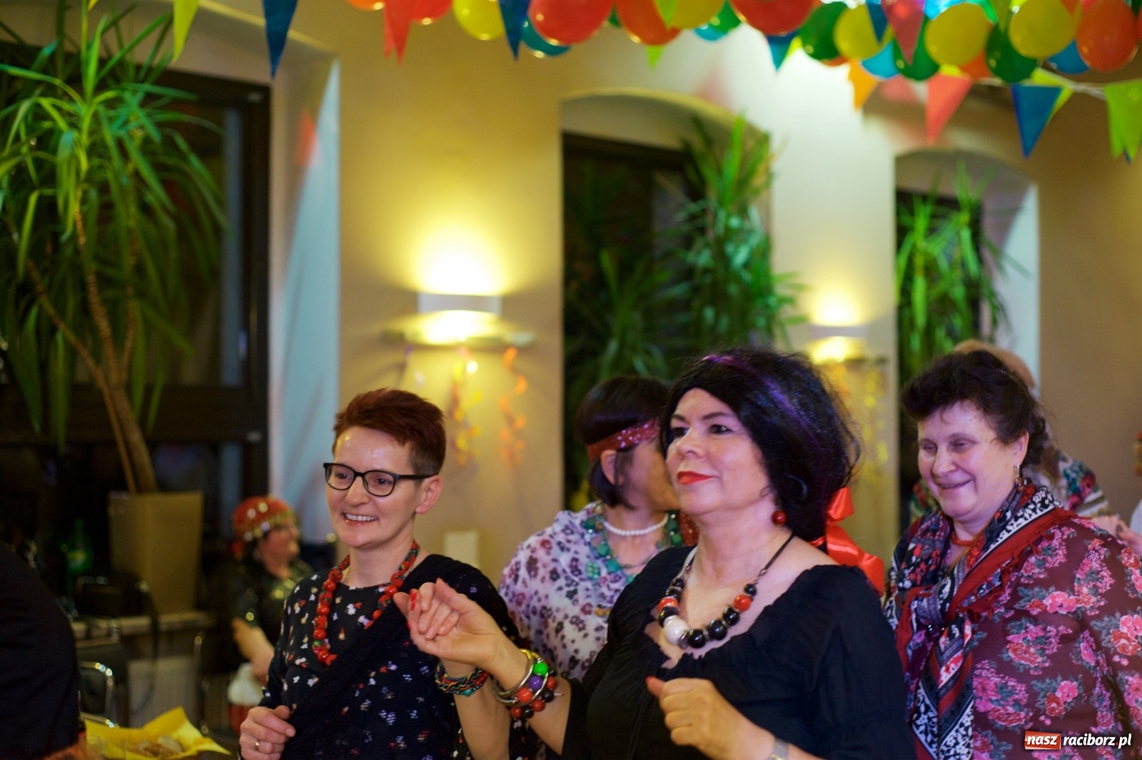 Zdjęcie w galerii na portalu naszraciborz.pl: Jadą wozy kolorowe, czyli babski comber w Tworkowie  wiadomości z regionu