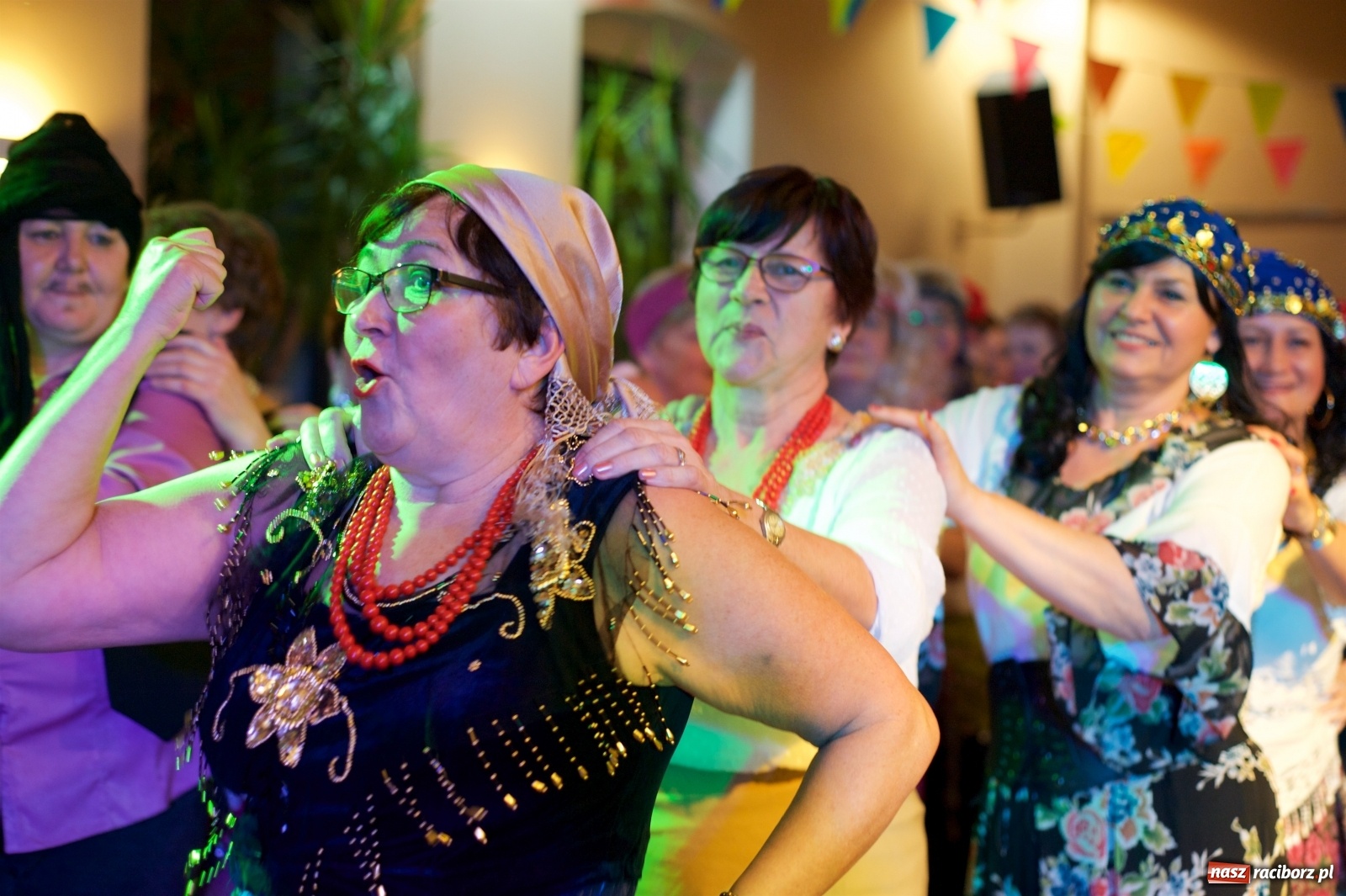 Zdjęcie w galerii na portalu naszraciborz.pl: Jadą wozy kolorowe, czyli babski comber w Tworkowie  wiadomości z regionu