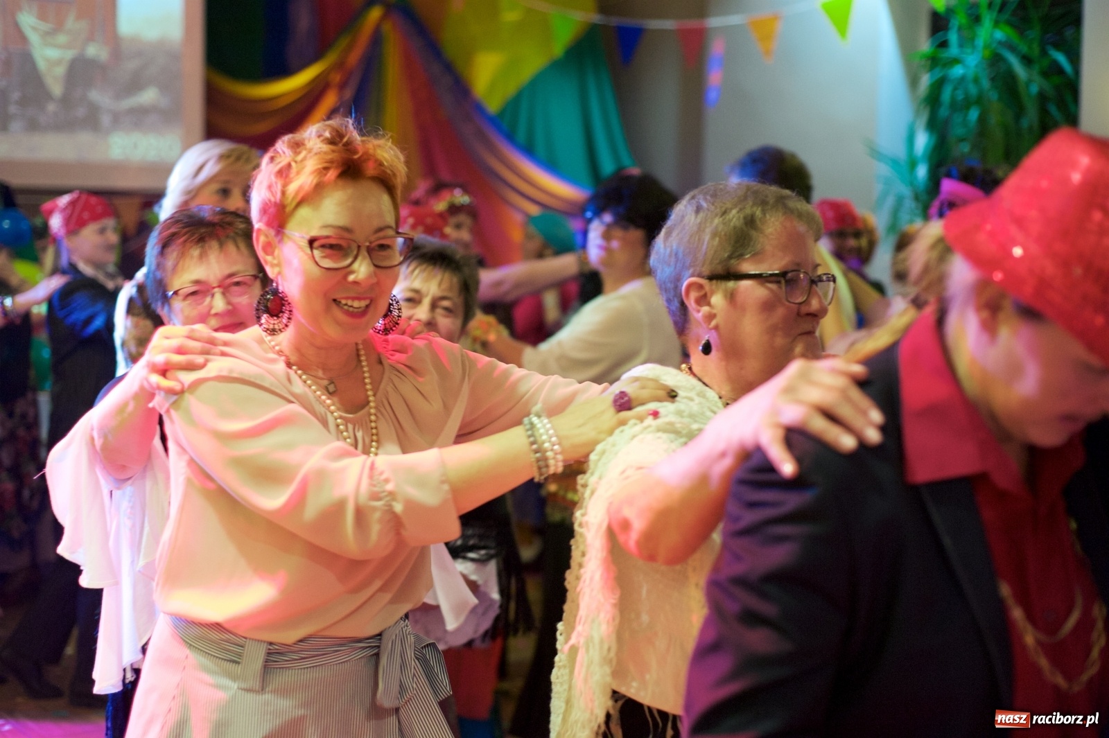 Zdjęcie w galerii na portalu naszraciborz.pl: Jadą wozy kolorowe, czyli babski comber w Tworkowie  wiadomości z regionu