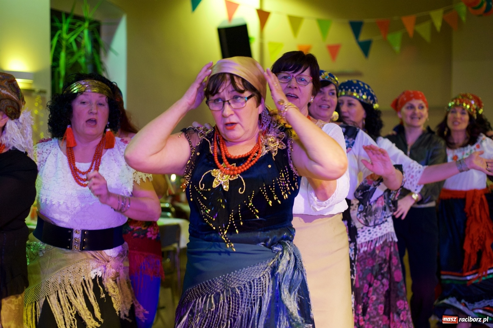 Zdjęcie w galerii na portalu naszraciborz.pl: Jadą wozy kolorowe, czyli babski comber w Tworkowie  wiadomości z regionu