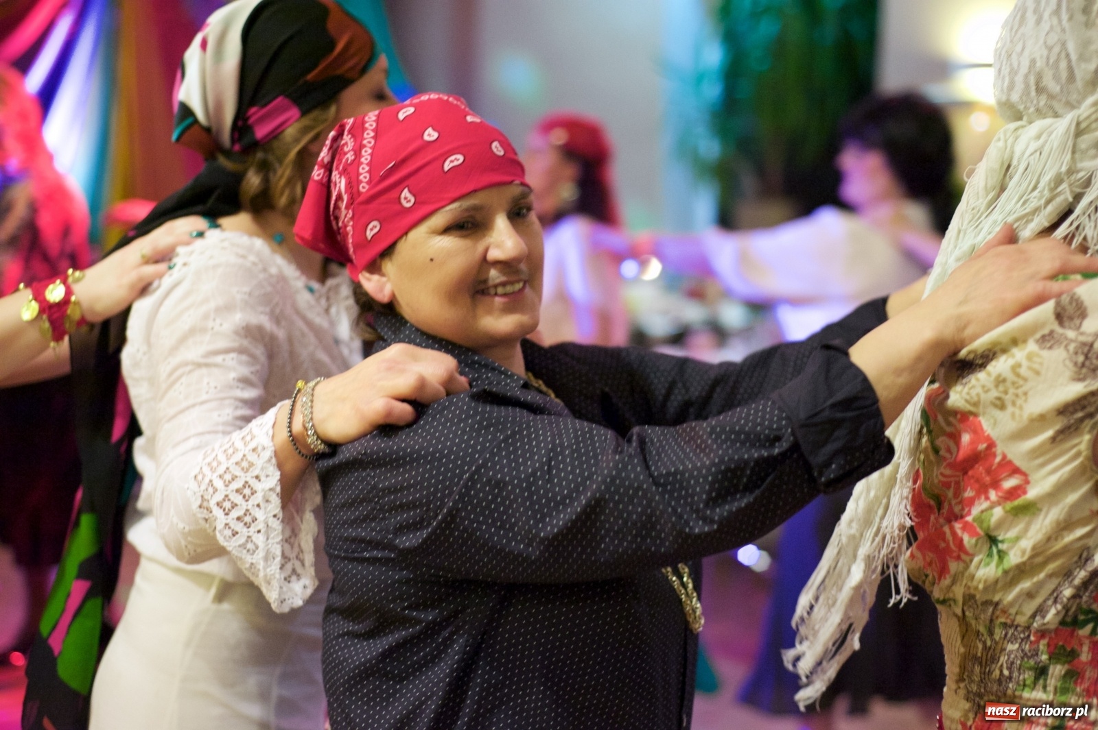 Zdjęcie w galerii na portalu naszraciborz.pl: Jadą wozy kolorowe, czyli babski comber w Tworkowie  wiadomości z regionu