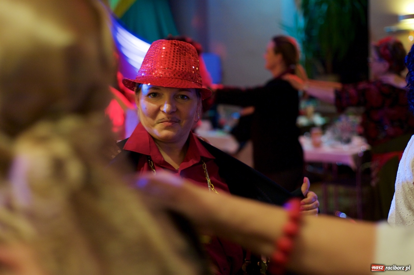 Zdjęcie w galerii na portalu naszraciborz.pl: Jadą wozy kolorowe, czyli babski comber w Tworkowie  wiadomości z regionu