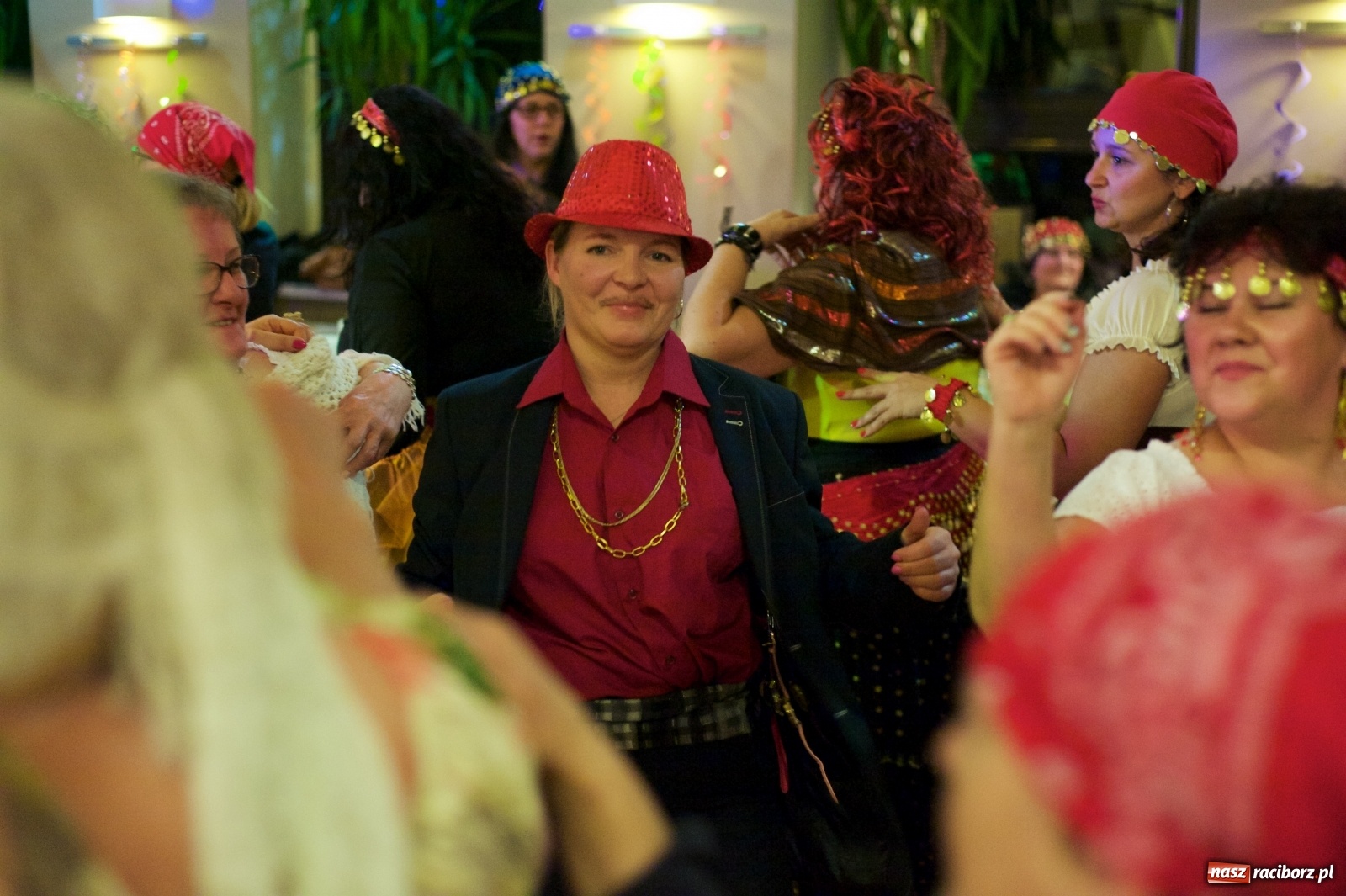 Zdjęcie w galerii na portalu naszraciborz.pl: Jadą wozy kolorowe, czyli babski comber w Tworkowie  wiadomości z regionu