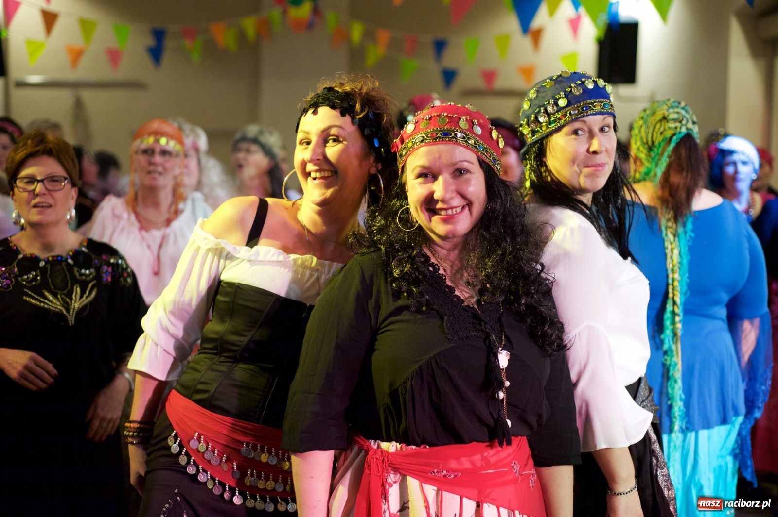 Zdjęcie w galerii na portalu naszraciborz.pl: Jadą wozy kolorowe, czyli babski comber w Tworkowie  wiadomości z regionu