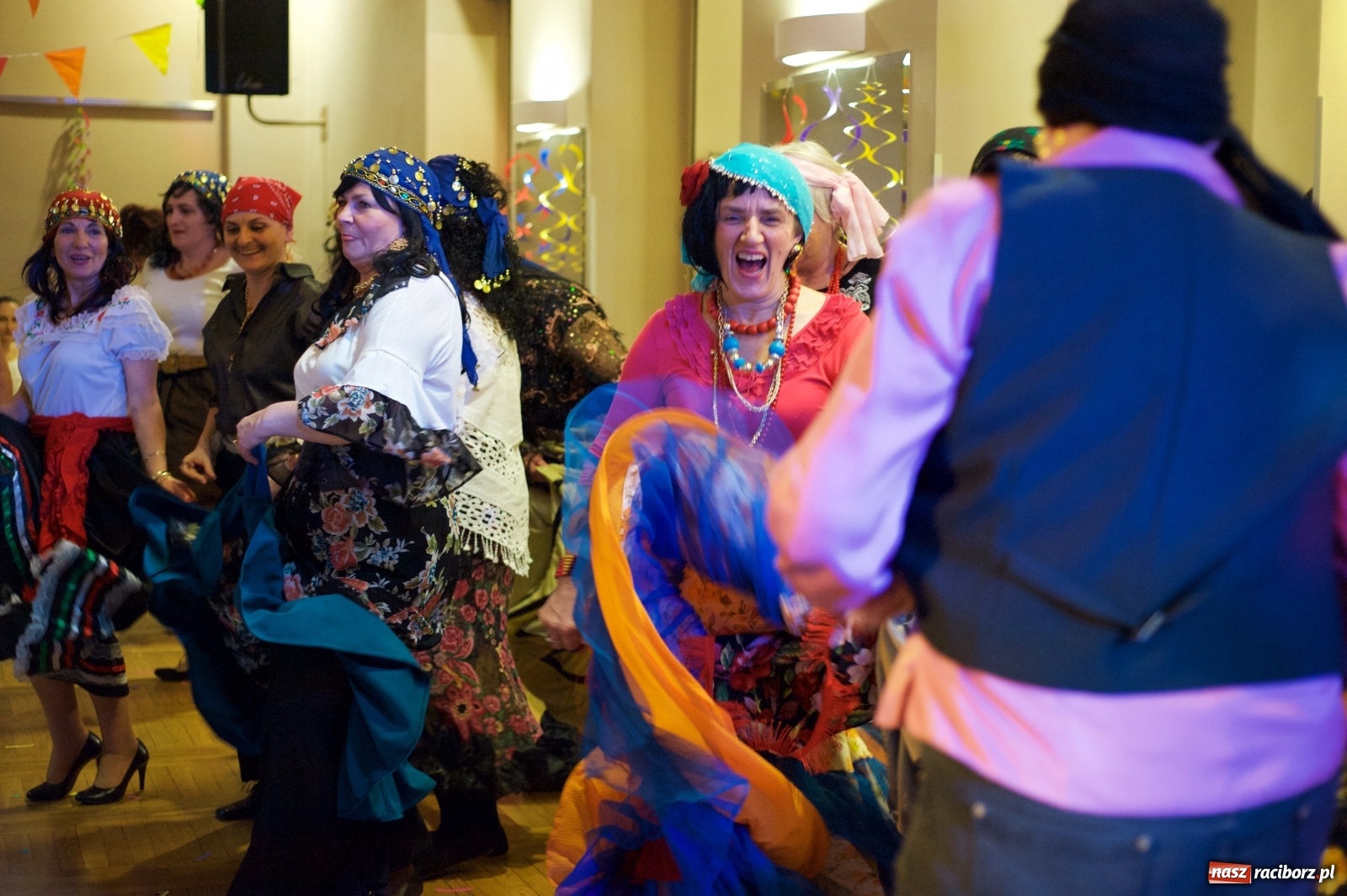 Zdjęcie w galerii na portalu naszraciborz.pl: Jadą wozy kolorowe, czyli babski comber w Tworkowie  wiadomości z regionu