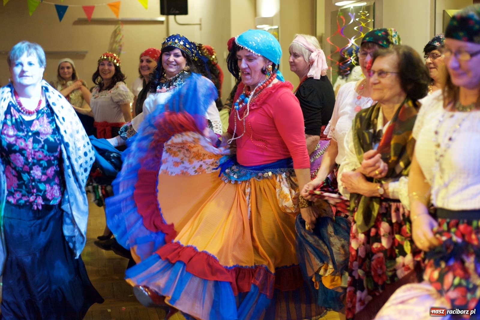 Zdjęcie w galerii na portalu naszraciborz.pl: Jadą wozy kolorowe, czyli babski comber w Tworkowie  wiadomości z regionu