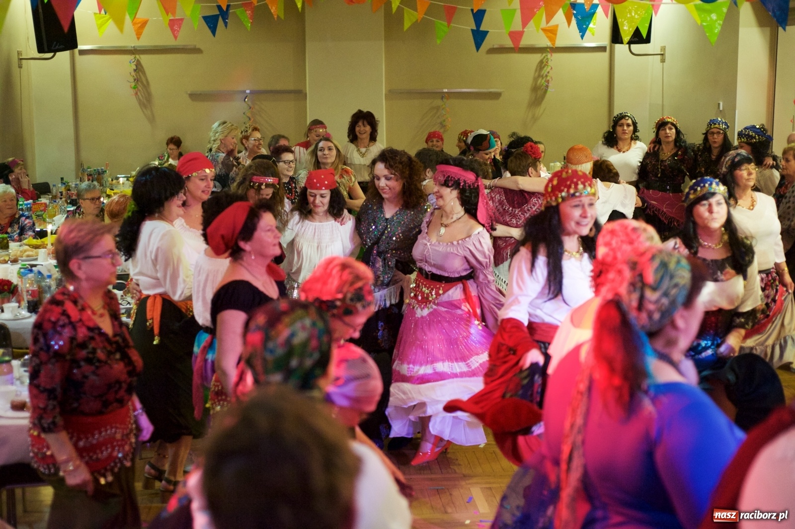 Zdjęcie w galerii na portalu naszraciborz.pl: Jadą wozy kolorowe, czyli babski comber w Tworkowie  wiadomości z regionu