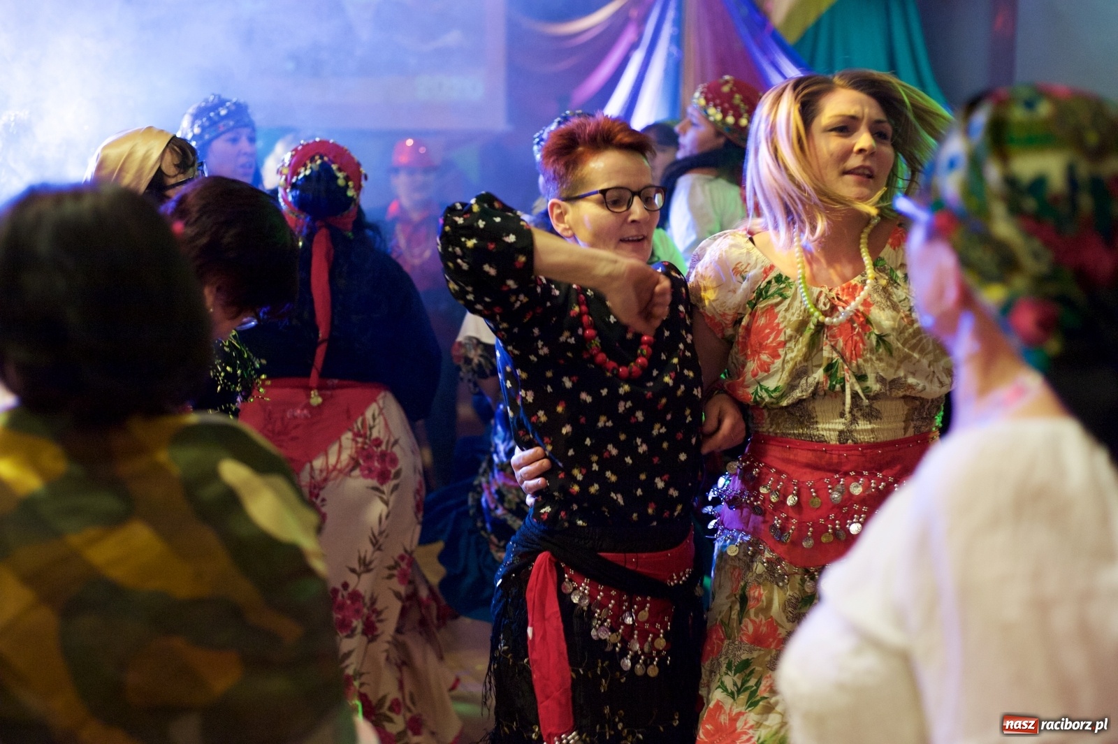 Zdjęcie w galerii na portalu naszraciborz.pl: Jadą wozy kolorowe, czyli babski comber w Tworkowie  wiadomości z regionu