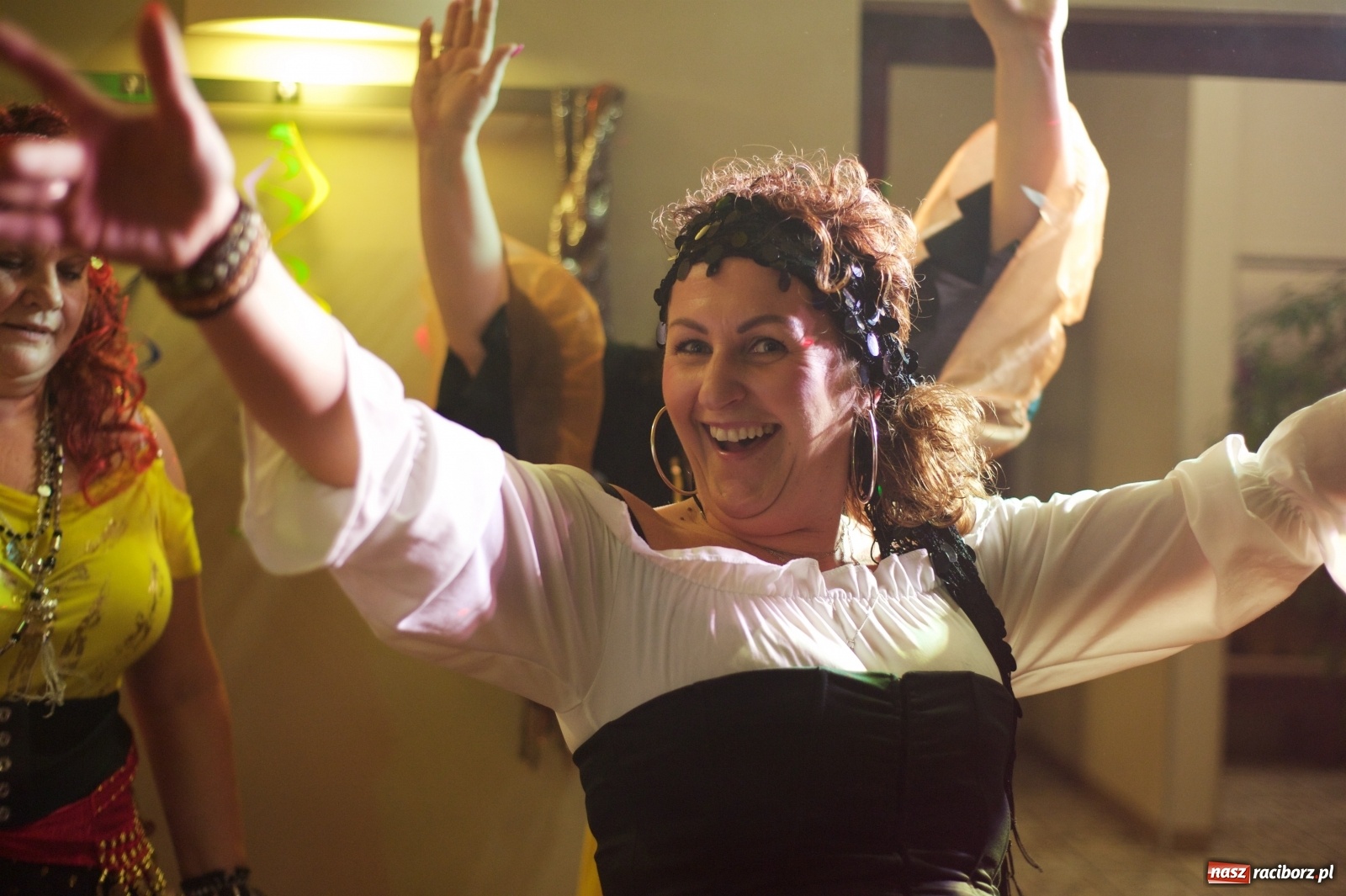 Zdjęcie w galerii na portalu naszraciborz.pl: Jadą wozy kolorowe, czyli babski comber w Tworkowie  wiadomości z regionu