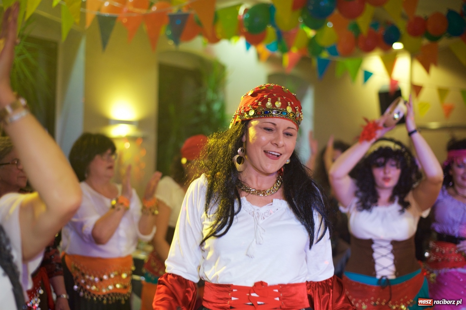 Zdjęcie w galerii na portalu naszraciborz.pl: Jadą wozy kolorowe, czyli babski comber w Tworkowie  wiadomości z regionu