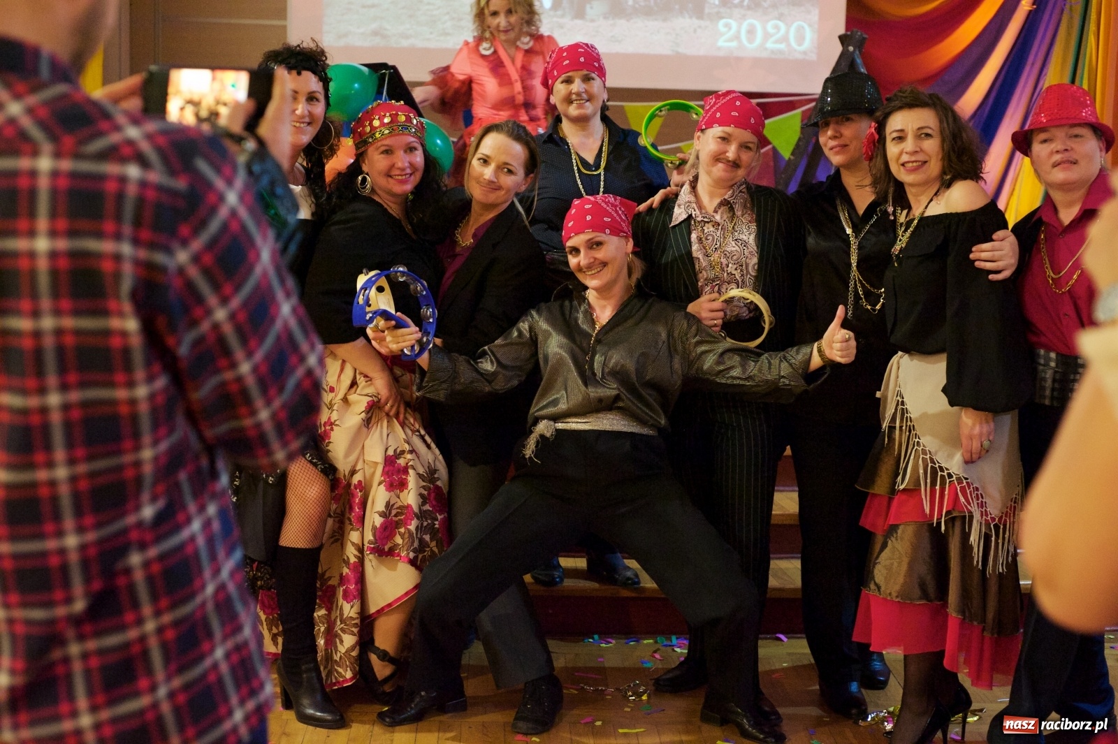 Zdjęcie w galerii na portalu naszraciborz.pl: Jadą wozy kolorowe, czyli babski comber w Tworkowie  wiadomości z regionu