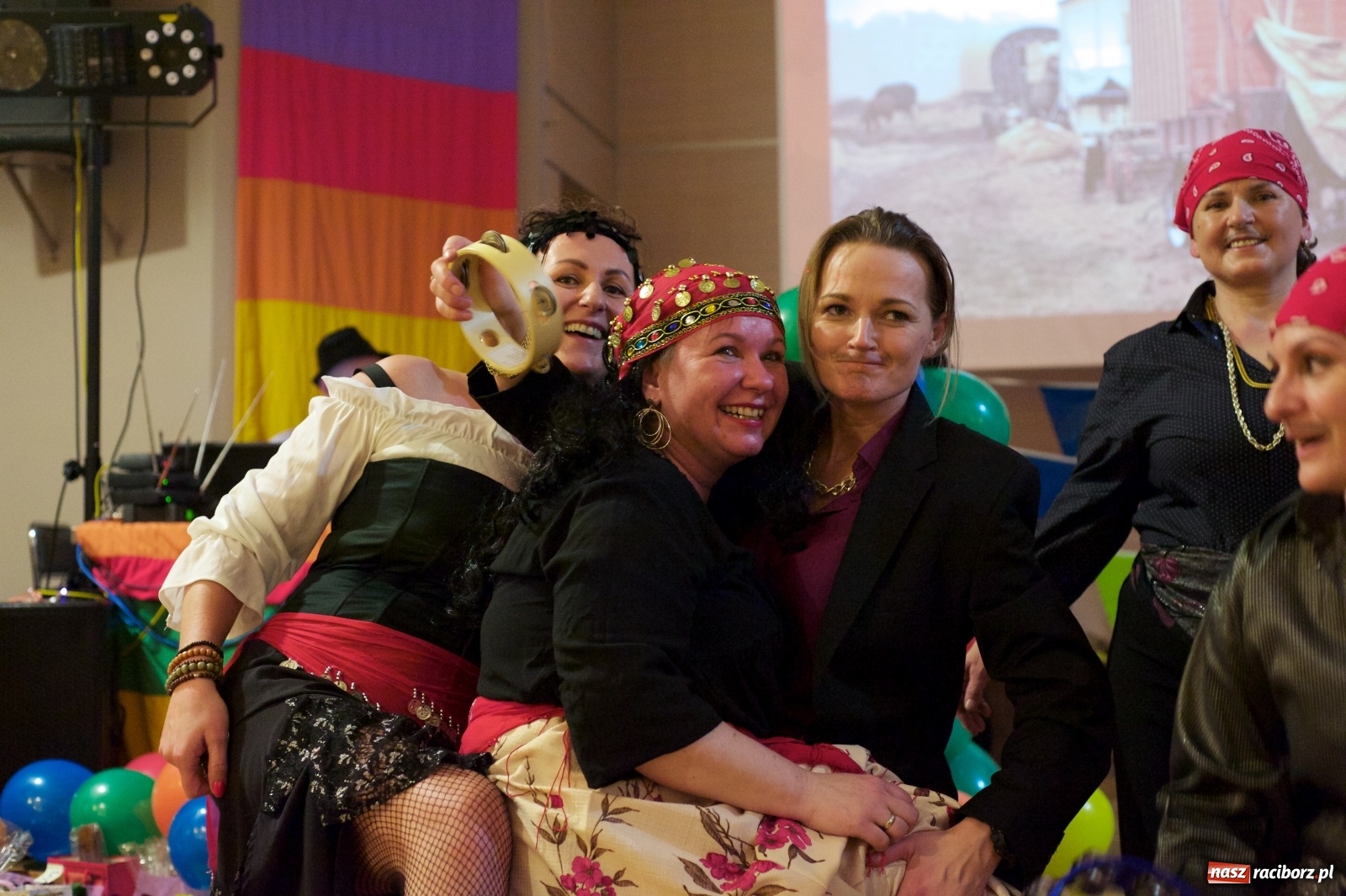 Zdjęcie w galerii na portalu naszraciborz.pl: Jadą wozy kolorowe, czyli babski comber w Tworkowie  wiadomości z regionu