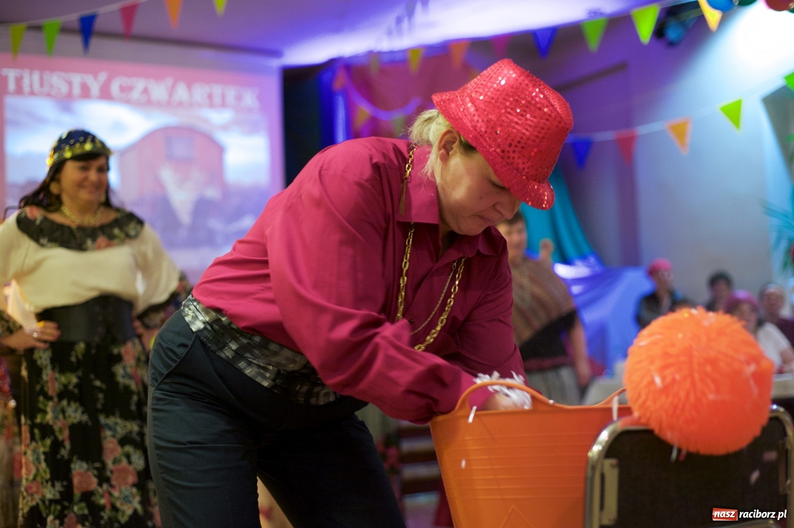 Zdjęcie w galerii na portalu naszraciborz.pl: Jadą wozy kolorowe, czyli babski comber w Tworkowie  wiadomości z regionu