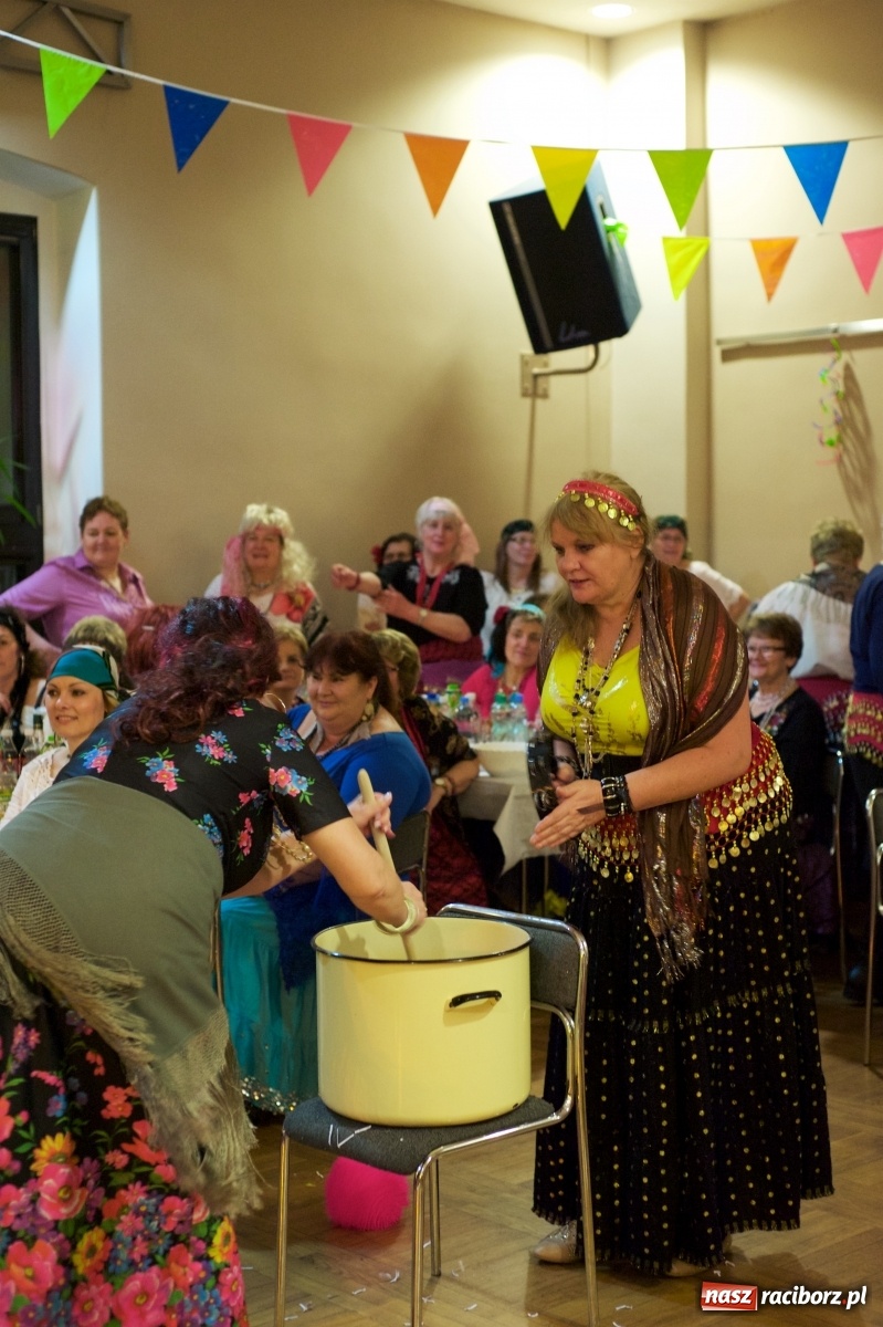 Zdjęcie w galerii na portalu naszraciborz.pl: Jadą wozy kolorowe, czyli babski comber w Tworkowie  wiadomości z regionu