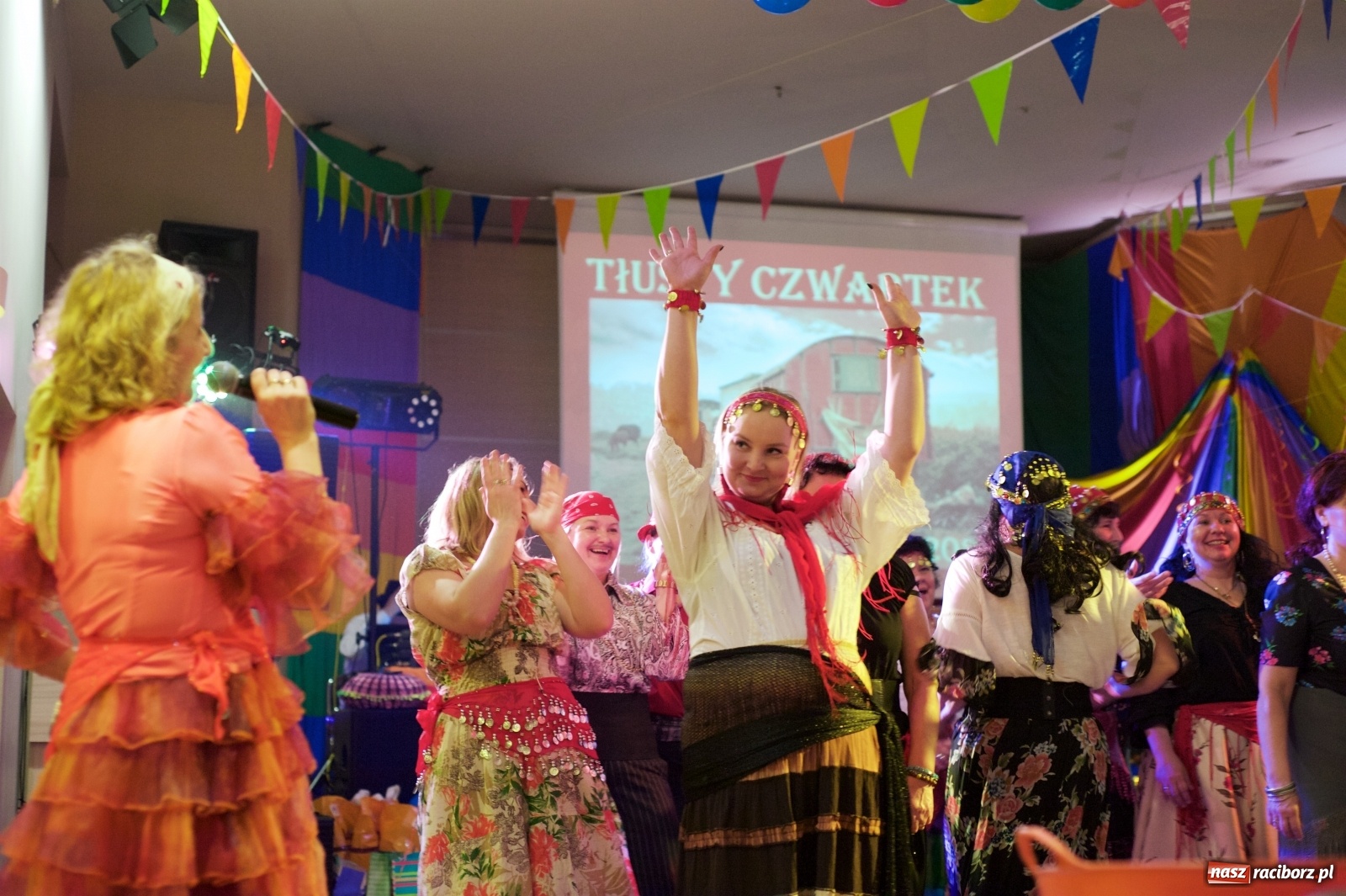 Zdjęcie w galerii na portalu naszraciborz.pl: Jadą wozy kolorowe, czyli babski comber w Tworkowie  wiadomości z regionu