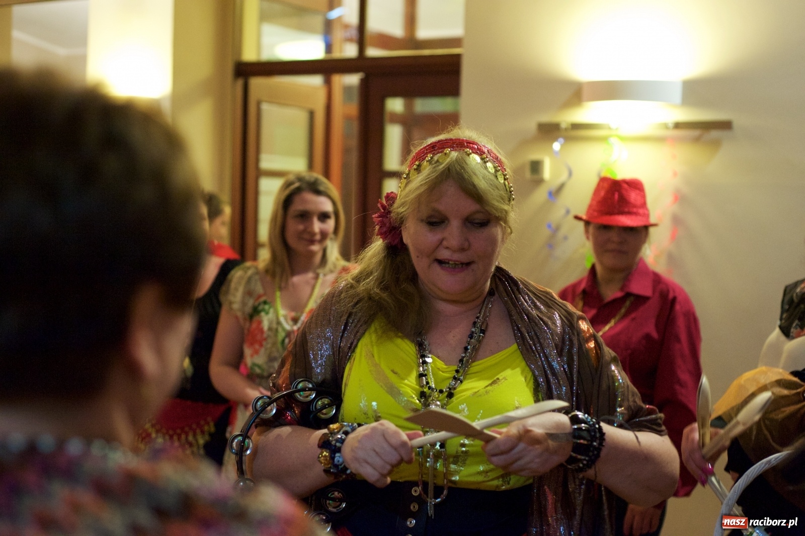 Zdjęcie w galerii na portalu naszraciborz.pl: Jadą wozy kolorowe, czyli babski comber w Tworkowie  wiadomości z regionu