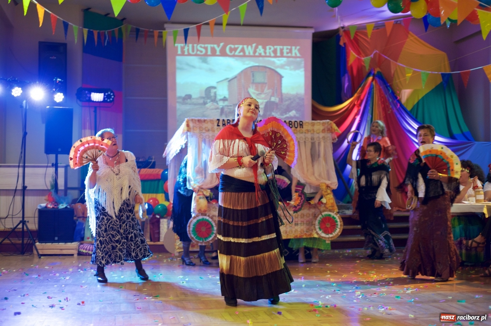 Zdjęcie w galerii na portalu naszraciborz.pl: Jadą wozy kolorowe, czyli babski comber w Tworkowie  wiadomości z regionu