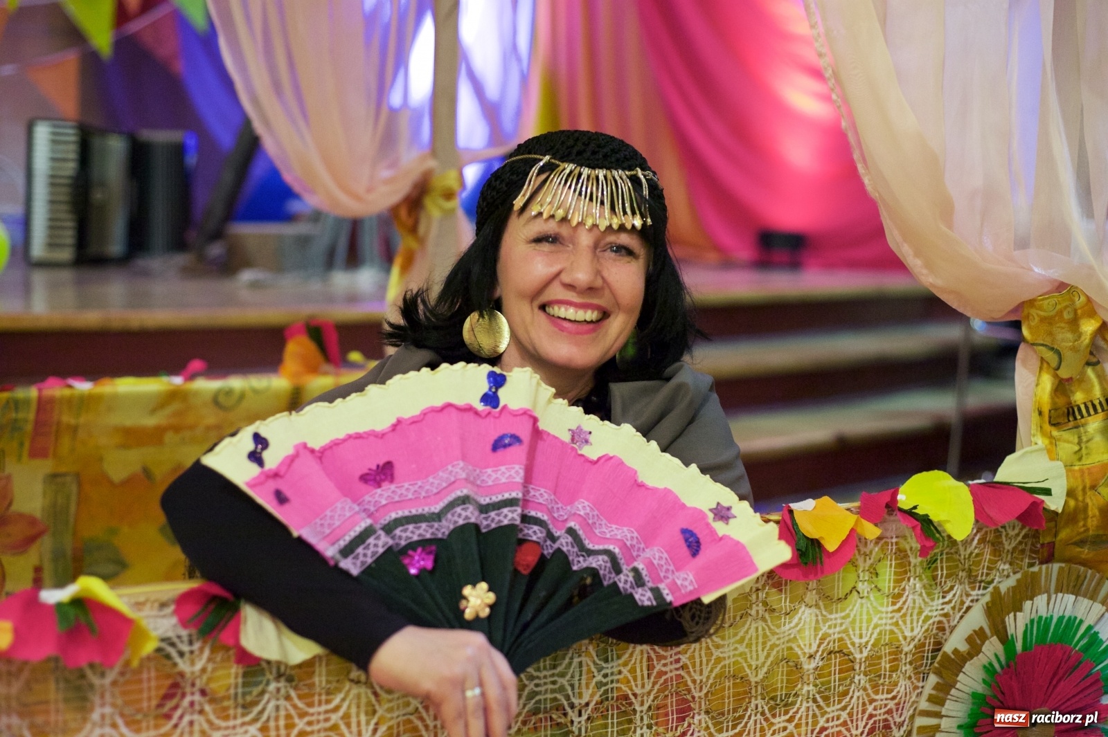 Zdjęcie w galerii na portalu naszraciborz.pl: Jadą wozy kolorowe, czyli babski comber w Tworkowie  wiadomości z regionu