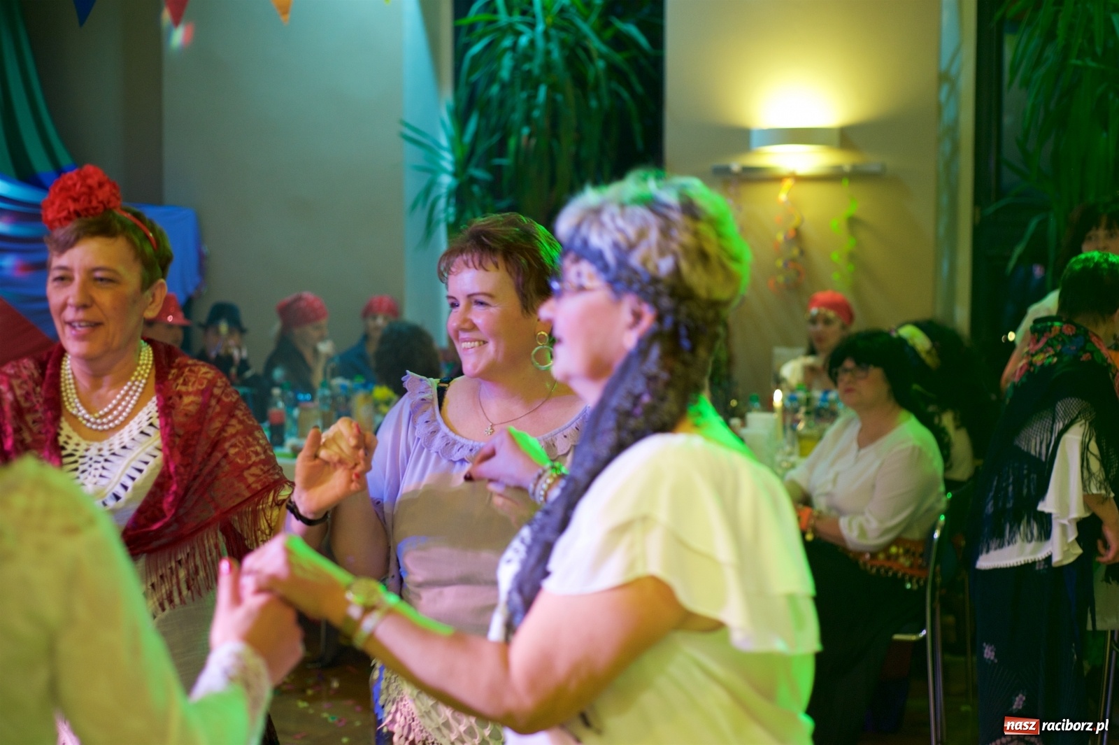 Zdjęcie w galerii na portalu naszraciborz.pl: Jadą wozy kolorowe, czyli babski comber w Tworkowie  wiadomości z regionu