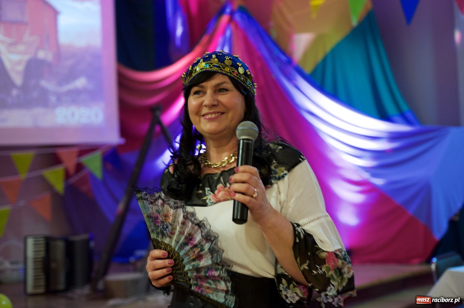 Zdjęcie w galerii na portalu naszraciborz.pl: Jadą wozy kolorowe, czyli babski comber w Tworkowie  wiadomości z regionu