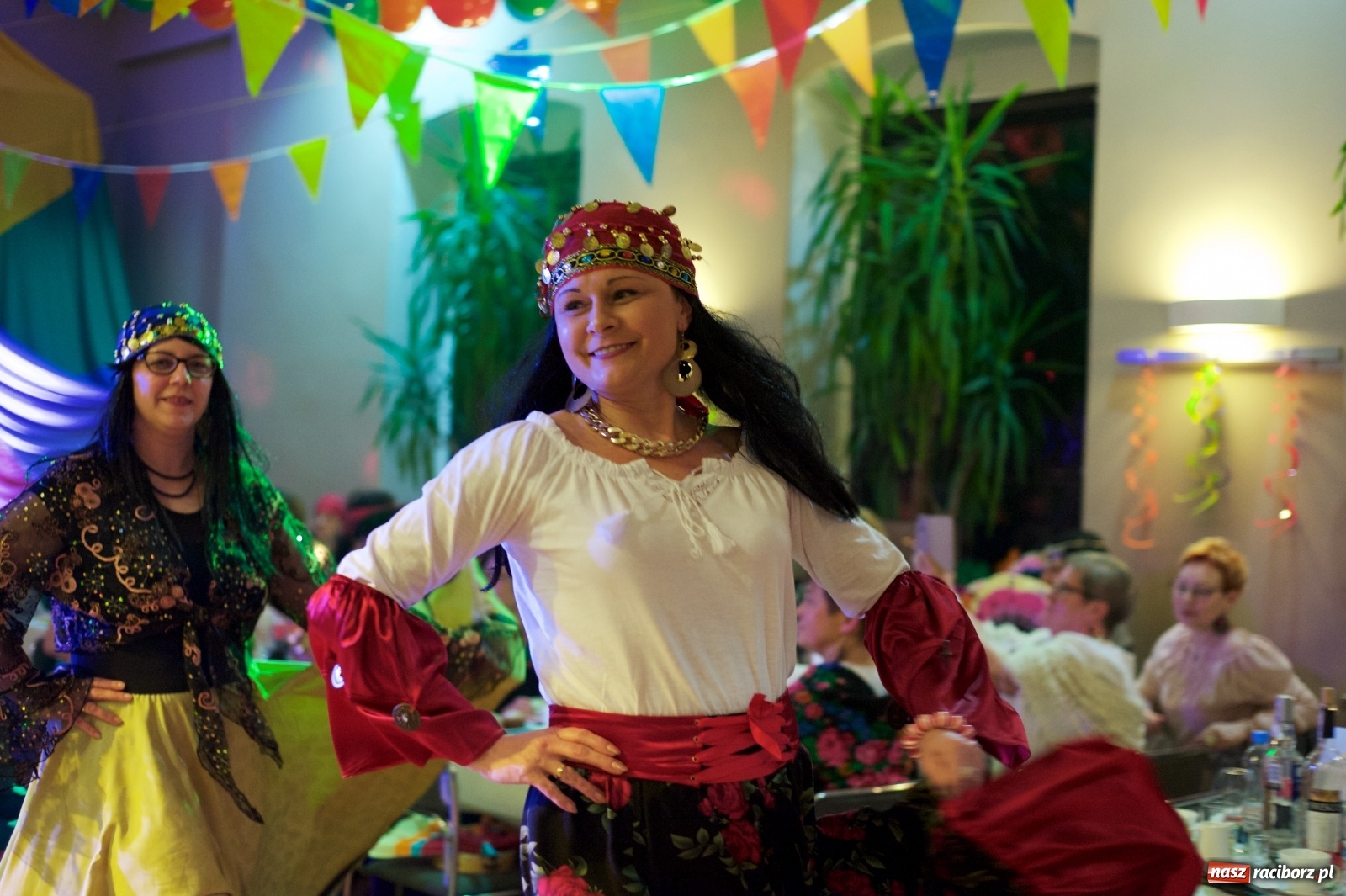 Zdjęcie w galerii na portalu naszraciborz.pl: Jadą wozy kolorowe, czyli babski comber w Tworkowie  wiadomości z regionu