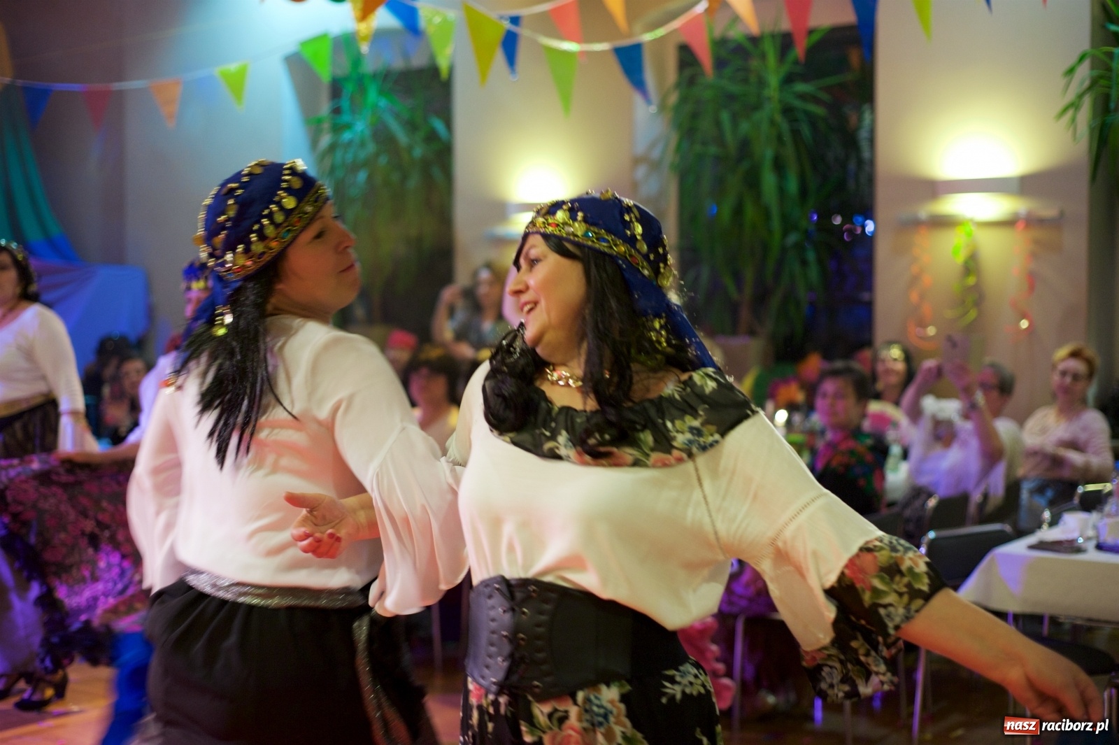 Zdjęcie w galerii na portalu naszraciborz.pl: Jadą wozy kolorowe, czyli babski comber w Tworkowie  wiadomości z regionu