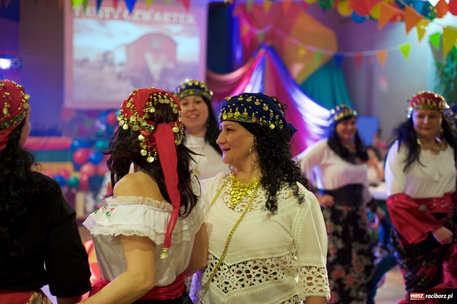 Zdjęcie w galerii na portalu naszraciborz.pl: Jadą wozy kolorowe, czyli babski comber w Tworkowie  wiadomości z regionu